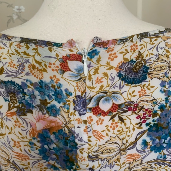 Lucy + Laurel | floral print vintage vibes top - Picture 3 of 7